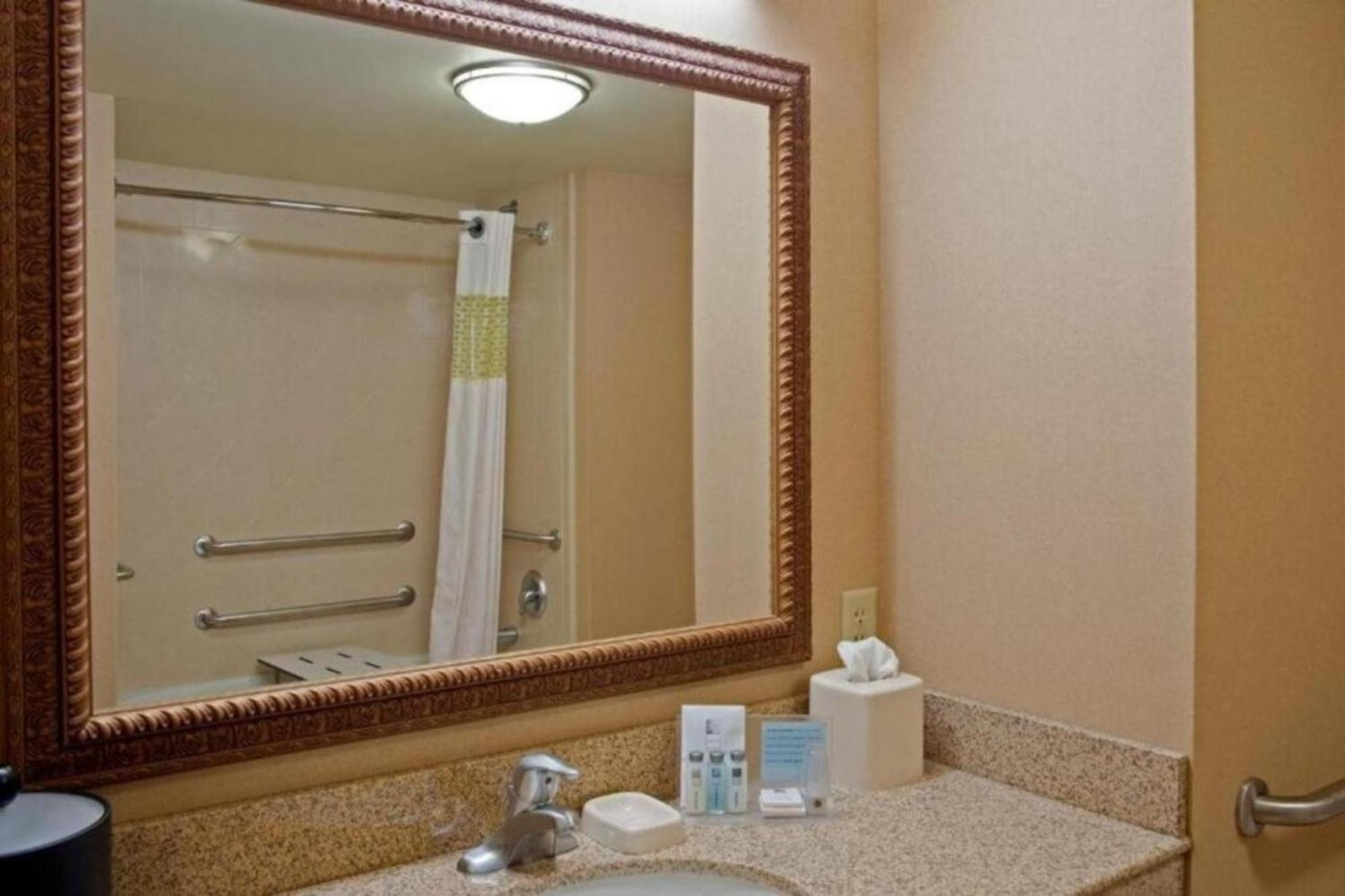 Hampton Inn & Suites Bloomington-Нормъл Стая снимка