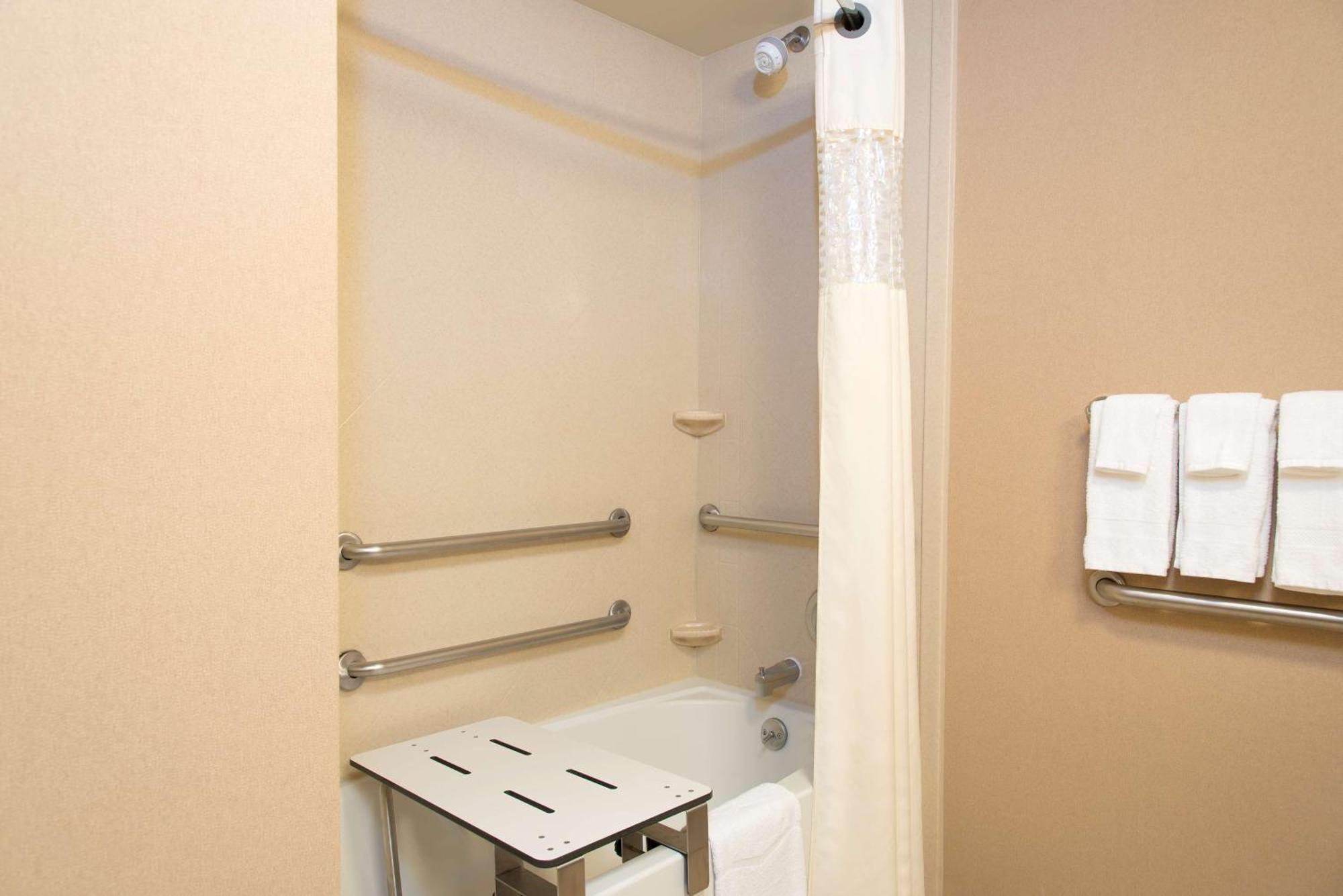 Hampton Inn & Suites Bloomington-Нормъл Екстериор снимка