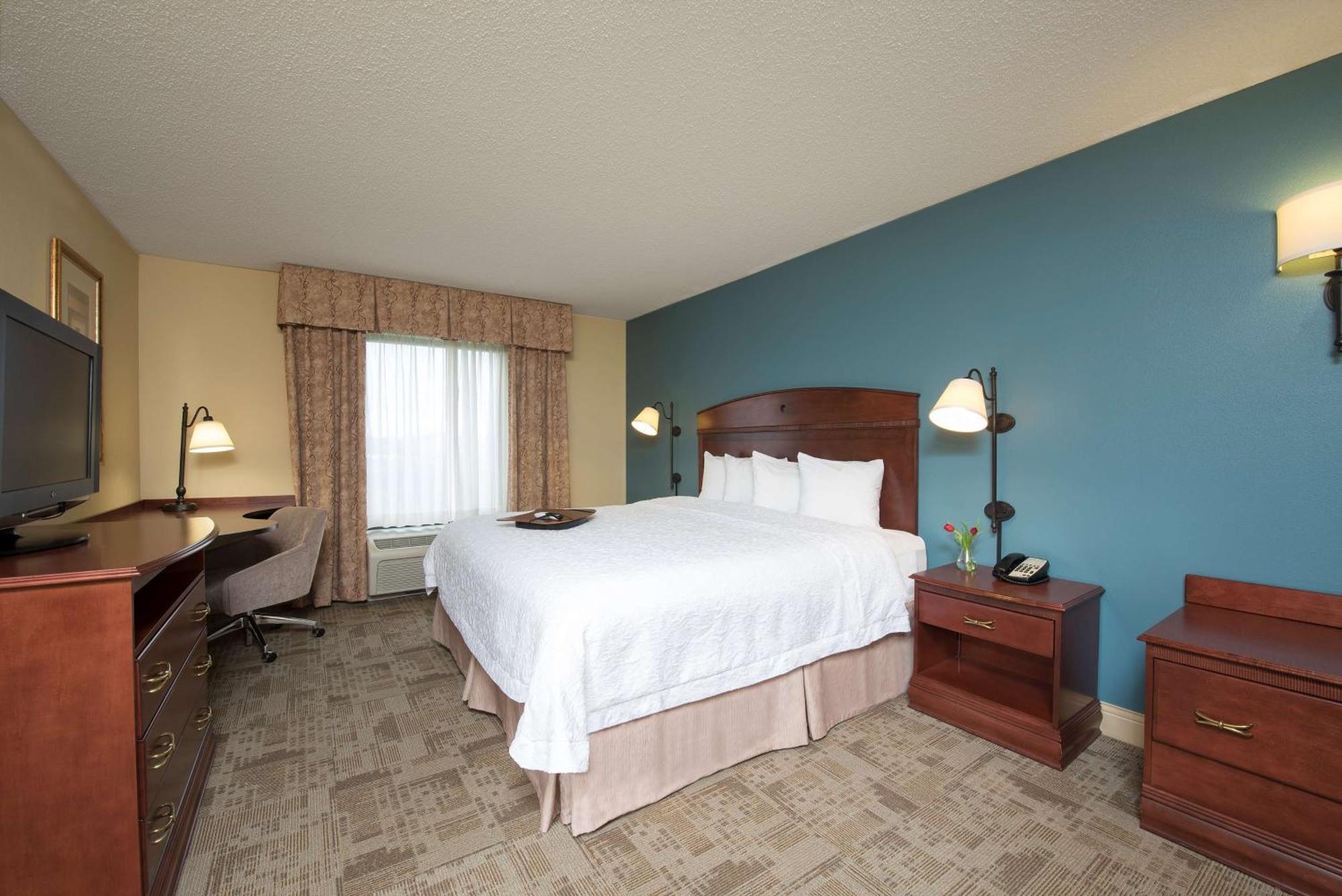 Hampton Inn & Suites Bloomington-Нормъл Екстериор снимка