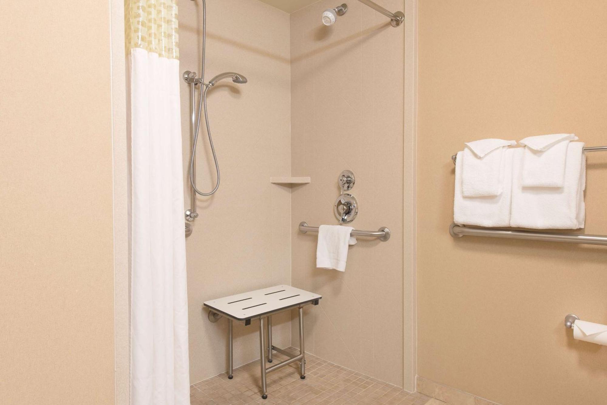 Hampton Inn & Suites Bloomington-Нормъл Екстериор снимка