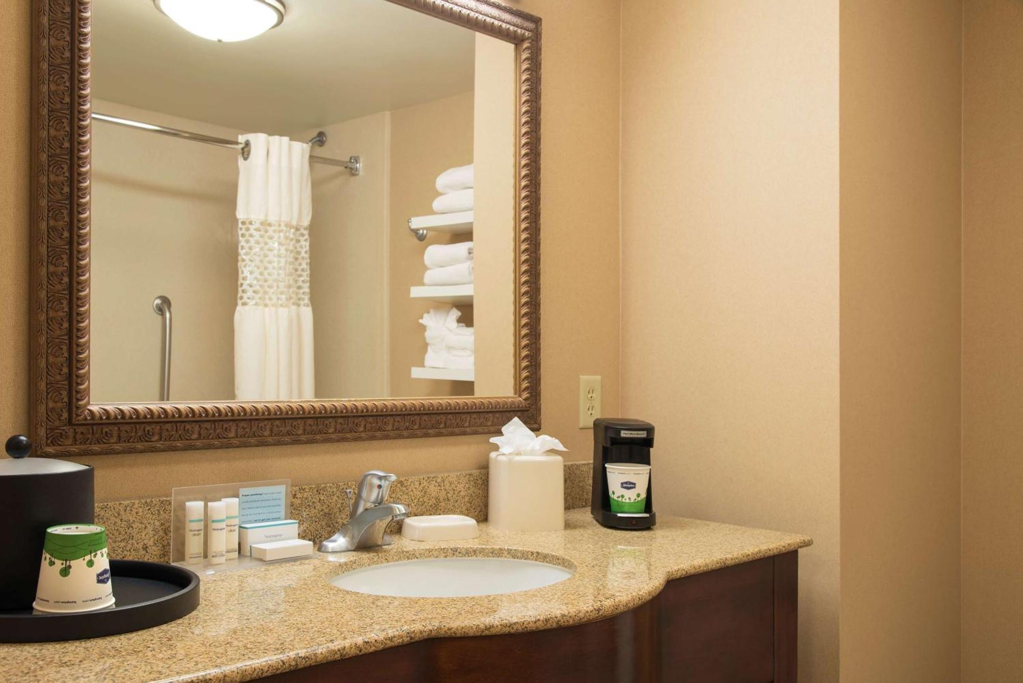 Hampton Inn & Suites Bloomington-Нормъл Екстериор снимка