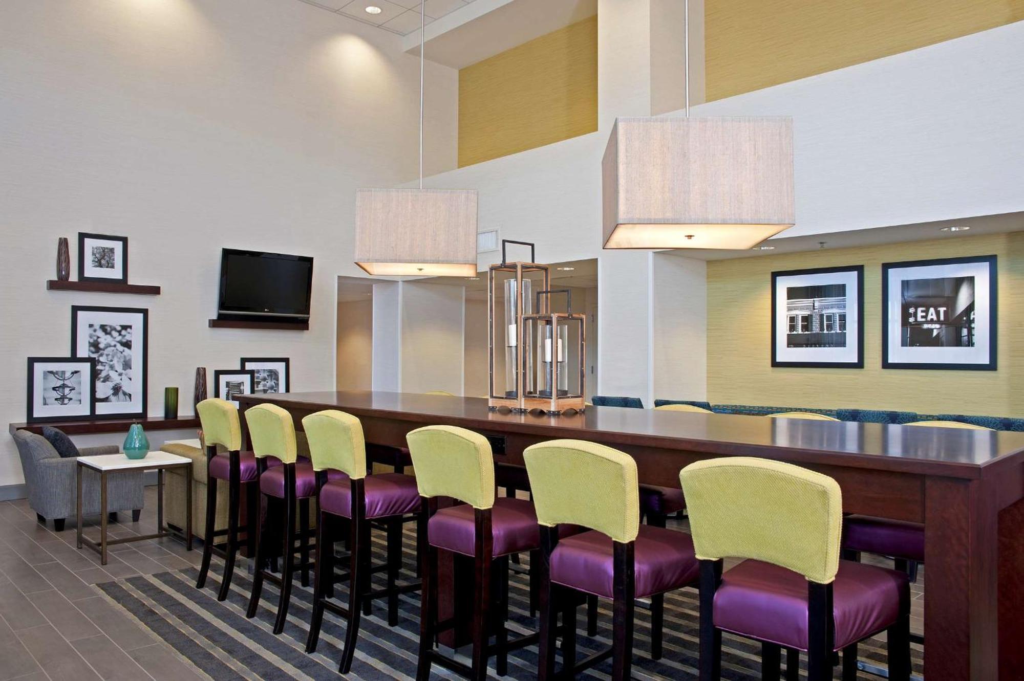 Hampton Inn & Suites Bloomington-Нормъл Екстериор снимка