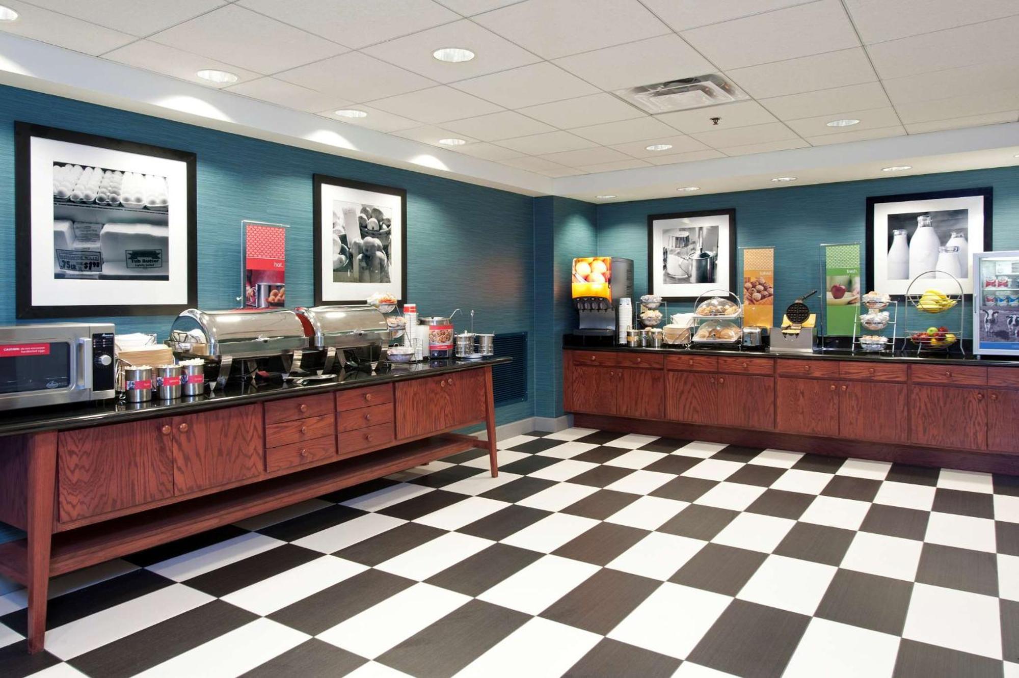 Hampton Inn & Suites Bloomington-Нормъл Екстериор снимка