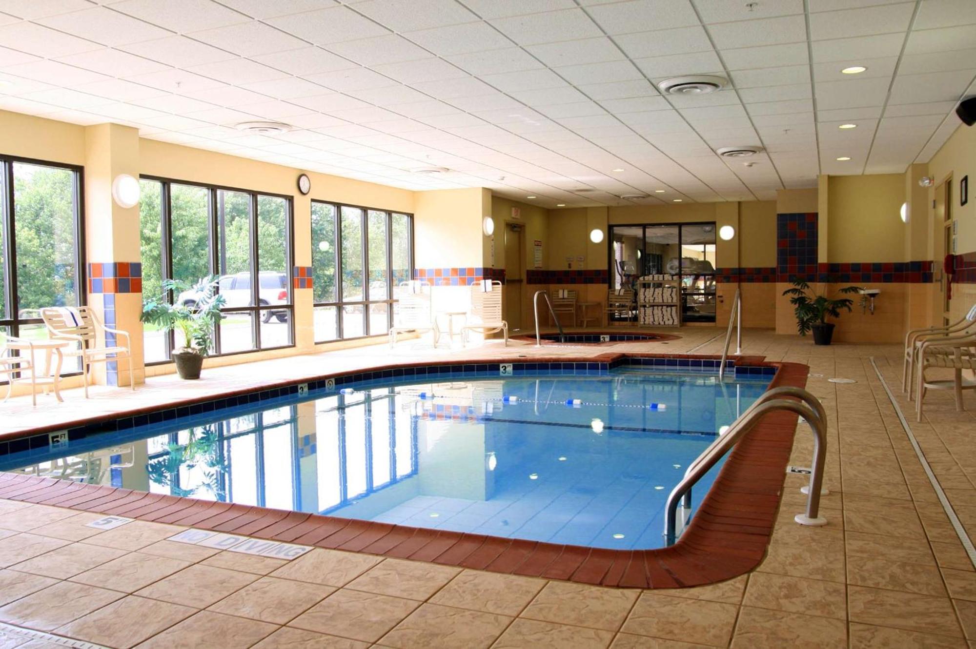 Hampton Inn & Suites Bloomington-Нормъл Екстериор снимка
